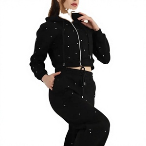 Conjunto deportivo de 2 piezas con pedrería negra para mujer, top corto con capucha y cremallera y pantalones tipo jogger - Product Image 1