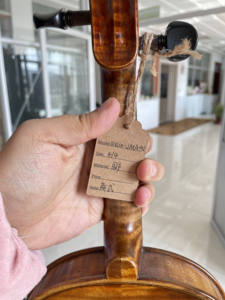 Violon Stradivari de qualité supérieure, fabrication chinoise, prix bas, étui professionnel personnalisé, archet haut de gamme, fabrication artisanale, face en bois OEM, vente chaude en usine - Product Image 3