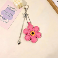 Breloque de sac moderne en cuir PU motif tournesol pour femmes et filles, avec pendentif étoile et chaîne, porte-clés et ornement floral mignon à suspendre au sac à main