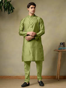 Conjunto de Kurta de Seda y Algodón Verde Mehendi para Hombre, Marca CHAAP, Acabado Artesanal, Transpirable, Ropa Étnica de Lujo, Festiva e Informal - Product Image 2