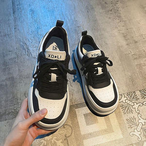 Zapatillas de deporte con aumento de altura y punta redonda de estrellas a la moda, zapatillas informales para correr en el campus para mujer, zapatillas <span class=keywords><strong>blancas</strong></span> para hombre - Product Image 1