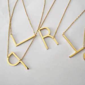Collar con Inicial de Gran Tamaño Chapado en Oro para Mujer, Eslabón Lateral Personalizado con Alfabeto Grande de Acero Inoxidable A LA Moda - Product Image 3