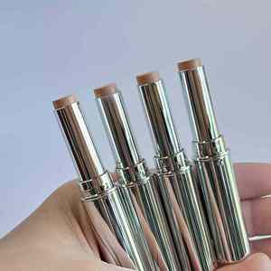 Corrector en tubo plateado de lujo y popular al por mayor. Unifica el tono de la piel y proporciona una cobertura completa. - Product Image 2