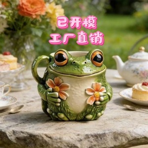 Tasse en céramique en forme de grenouille avec couvercle, cadeau portable pour boire du thé ou du café - Product Image 1