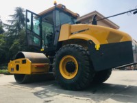 Rouleau vibratoire à tambour unique CompactionPro XS143J 103 kW 14 tonnes pour la compactation des bases de routes et autoroutes