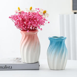Vase en céramique blanc minimaliste moderne, à motif ondulé, bord festonné, multicolore rose/bleu/jaune, finition brillante, pour la maison - Product Image 3