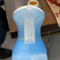 Désodorisant en aérosol en forme de balle avec embout en plastique moulé sur mesure