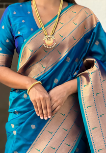 Sari de Seda Paithani Azul de Lujo con Motivos de Zari y Bordes Étnicos, Perfecto para Festivales y Celebraciones - Product Image 3