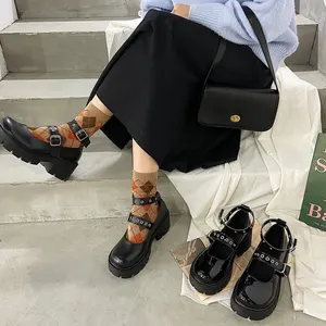 Nuove scarpe da donna in pelle retrò stile britannico primavera suola spessa tacco fibbia cintura ragazze mary jane piattaforma scarpe singole