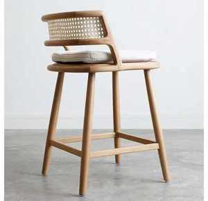 <span class=keywords><strong>Chaise</strong></span> <span class=keywords><strong>en</strong></span> <span class=keywords><strong>bois</strong></span> MORE DESIGN pour café, restaurant, <span class=keywords><strong>bar</strong></span>, cuisine, <span class=keywords><strong>avec</strong></span> coussin blanc et <span class=keywords><strong>accoudoirs</strong></span>, pour comptoir haut - Product Image 1