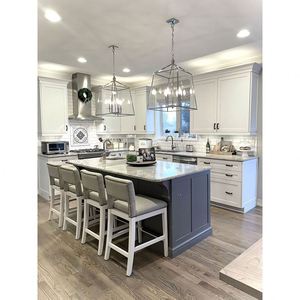 Armoires de cuisine blanches haut de gamme, style shaker, nouvelles, modernes, sur mesure, avec îlot central - Product Image 1