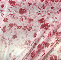 Tissu en mousseline de soie extensible tricoté imprimé floral rose recyclé pour la confection de robes, doublures et maillots de bain pour femmes