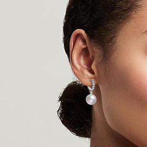 Orecchini Pendenti E3974 in Oro Bianco con Perle, Montatura in Oro 18K, Perle Coltivate Rotonde AAA, Stile Classico da Sposa per Donna - Product Image 4