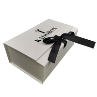 Boîte cadeau rigide en carton blanc mat sur mesure, fermeture magnétique, matériaux recyclés, papier couché, personnalisable, chaussettes en fourrure