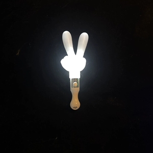 Bâton lumineux LED en gros pour geste de victoire, bâton lumineux en forme de V, jouet de concert, logo personnalisé disponible - Product Image 5