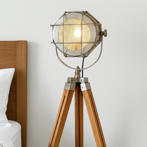 Lámpara de Pie Industrial con Trípode, Jaula Metálica Redonda, Foco Ajustable y Base de Madera - Product Image 1