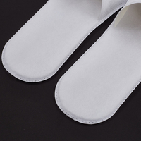 Pantoufles Hôtelières Jetables Confortables à Semelle Non Tissée Noire et Blanche, Écologiques et Fabriquées en Machine Directement d'Usine