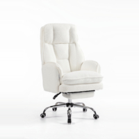 Chaise de bureau pivotante et inclinable à dossier haut en peluche moelleuse, avec accoudoirs latéraux rabattables et repose-pieds rétractables