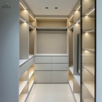 Dressing moderne minimaliste avec portes vitrées et tiroirs centraux, menuiserie sur mesure pour suites parentales à Sydney