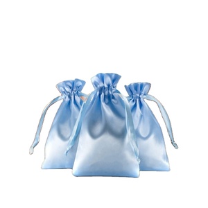 Sacs de shopping élégants en tissu satin bleu ciel, impression personnalisée, cordon de serrage, long ruban, pochette de rangement pour cadeaux - Product Image 1