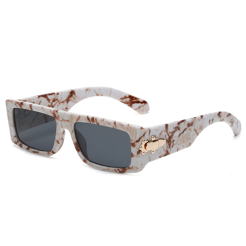 C7 blanc cadre rouge film gris noir