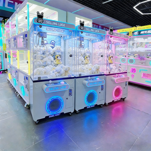 Crea momentos dignos de ser publicados en redes sociales con una moderna máquina de peluches y juegos interiores fotogénicos que los invitados adoran compartir. - Product Image 3