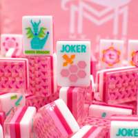 Set Mahjong Akrilik Transparan Mewah Warna Pink, Permainan Mahjong Amerika Barat dengan Pola Lucu, Perlengkapan Hadiah Santai Dalam Ruangan untuk Wanita