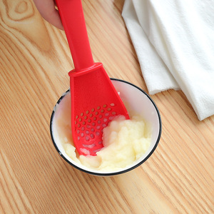 Cuchara coladora multifuncional para cocina con orificios para drenar ajo, jengibre, patatas y arroz, material PP, solo lavar a mano. - Product Image 4