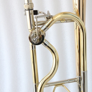 Trombone ténor professionnel <span class=keywords><strong>de</strong></span> haute qualité Bb/F <span class=keywords><strong>en</strong></span> laiton laqué clair avec glissière manuelle et pistons <span class=keywords><strong>en</strong></span> acier inoxydable OEM - Product Image 4
