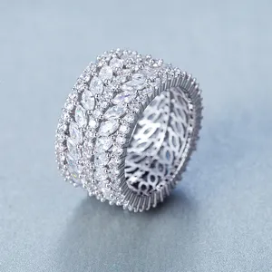 Las mujeres de moda AAA Cubic Zirconia Micro Pave ajuste helado anillo de anillo para hombre