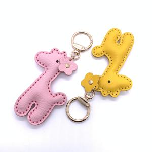 พวงกุญแจหนังแท้รูปยีราฟน่ารัก <span class=keywords><strong>สี</strong></span>สันสดใส ตกแต่งกระเป๋าถือ กระเป๋าเป้สะพายหลัง - Product Image 3