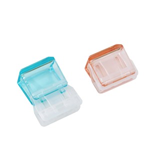 Clips de reliure en plastique Continental Push Pull, codés par couleur, pour l'organisation de feuilles volantes - Product Image 1
