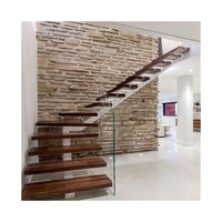 Escalier moderne en bois de haute qualité, fabriqué sur mesure par PRIMA Factory pour villa