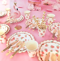 24 Pièces de Fournitures d'Anniversaire Modernes et Très Vendues sur le Thème Fraise et Baies : Boîtes à Dragées, Assiettes, Serviettes, Gobelets, Nappes, Bannière - 87 Pièces