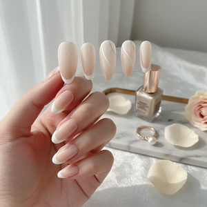 Set di chiodi da bara corta di lusso stile leggero bianco Chic Aura Press-On - Product Image 3