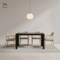 Table d'extérieur moderne en plastique noir, robuste et empilable, idéale pour les restaurants et les cafés
