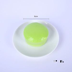 ของเล่นบีบคลายเครียดรูปขนมปังเหนียวนุ่ม ขนาดเล็ก สีมาการอง รูปทรงเค้กสมจริง บรรจุภัณฑ์แบบซองเดี่ยว - Product Image 5