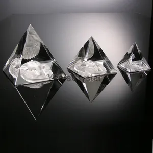 Pirâmide de cristal de vidro egípcio yearscristal com faraohs estendidos