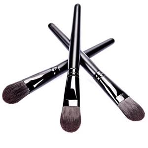 Pinceau de maquillage pour fond de teint liquide à tête plate, en poils synthétiques vegan, avec manche en bois - Product Image 2