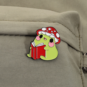 Broches en émail mignonnes en forme de grenouille verte tenant une fraise, broche d'animal adorable, broche de revers, sac à dos, bijoux de mode, vente en gros - Product Image 3