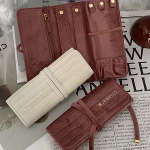 Bolsa de Viaje de Terciopelo para Joyas, Organizador Portátil para Guardar Aretes, Collares y Pulseras para Mujer - Product Image 1