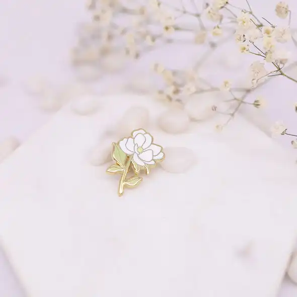 Produttore di alta qualità fiore di loto vestiti Pin regalo personalizzato placcato oro smalto duro fiore del fumetto spilla