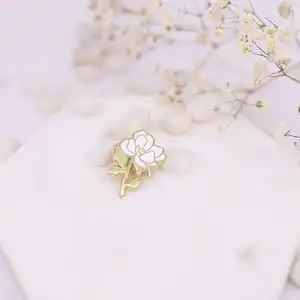 Pin de ropa de flor de loto de alta calidad, Pin de esmalte duro chapado en oro personalizado, Pin de solapa de flor de dibujos animados