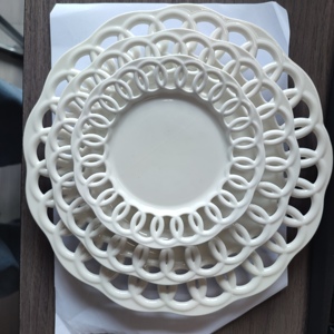 Assiettes en porcelaine blanches de haute qualité à motif floral en relief, design creux, pour décorations de mariage - Product Image 6