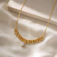 Collier ras du cou tendance en chaîne à maillons multicouches plaqué or avec perles de riz et pendentif ovale en zircon transparent, style luxe léger