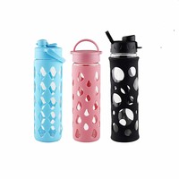 Botol air kaca 330ml warna kustom dengan lengan silikon dan tutup bambu