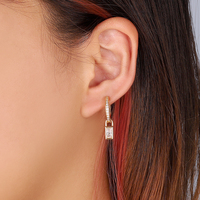 Pendientes Huggie Mlluki de Plata de Ley 925 Bañados en Oro con Dijes Geométricos Delgados de Cristal de Roca y Diamantes Baguette