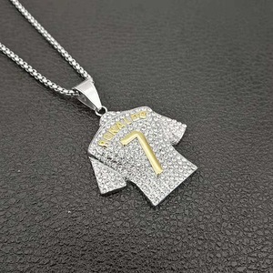 Collier <span class=keywords><strong>de</strong></span> <span class=keywords><strong>joueur</strong></span> <span class=keywords><strong>de</strong></span> football Cristiano Ronaldo NO.7 en jersey plaqué or avec diamants en cristal Cadeau bijoux pour hommes et femmes fans - Product Image 2