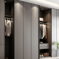 Armoire de dressing moderne personnalisable en chêne massif et MDF, design italien à charnières, pour la maison