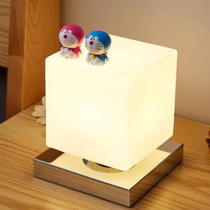 Lampe de table carrée moderne et minimaliste en verre et bois massif avec motif lapin pour chambre et bureau - Product Image 1